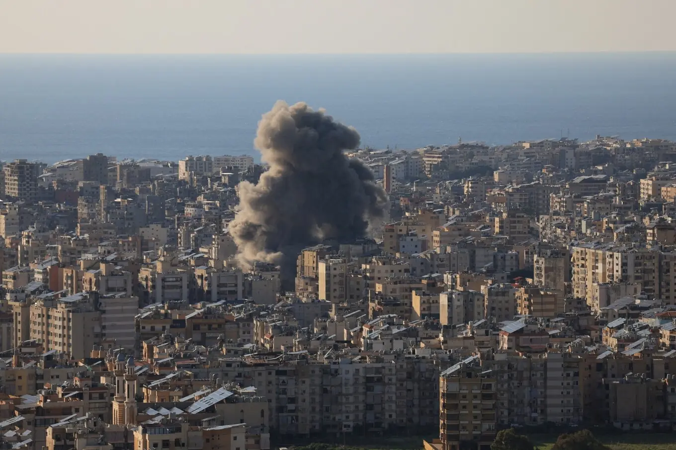 بیروت (لبنان) کے جنوبی مضافات میں اسرائیلی حملوں کے بعد دھواں اُٹھ رہا ہے۔ بیروت (لبنان) کے جنوبی مضافات میں اسرائیلی حملوں کے بعد دھواں اُٹھ رہا ہے۔