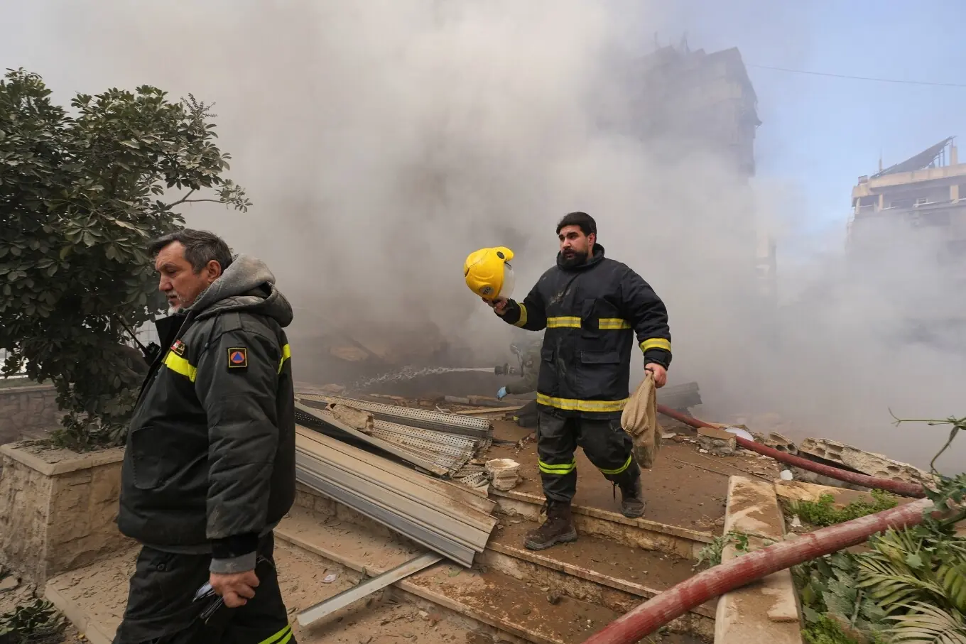 اسرائیلی حملے کے بعد امدادی ٹیم کے اہلکار بیروت کے جنوبی مضافات میں کام کر رہے ہیں۔ اسرائیلی حملے کے بعد امدادی ٹیم کے اہلکار بیروت کے جنوبی مضافات میں کام کر رہے ہیں۔