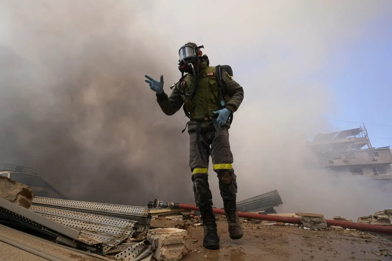 بیروت (لبنان) کے جنوبی مضافات میں ایک ایمرجنسی ریسپونڈر کارروائی کر رہا ہے۔ بیروت (لبنان) کے جنوبی مضافات میں ایک ایمرجنسی ریسپونڈر کارروائی کر رہا ہے۔