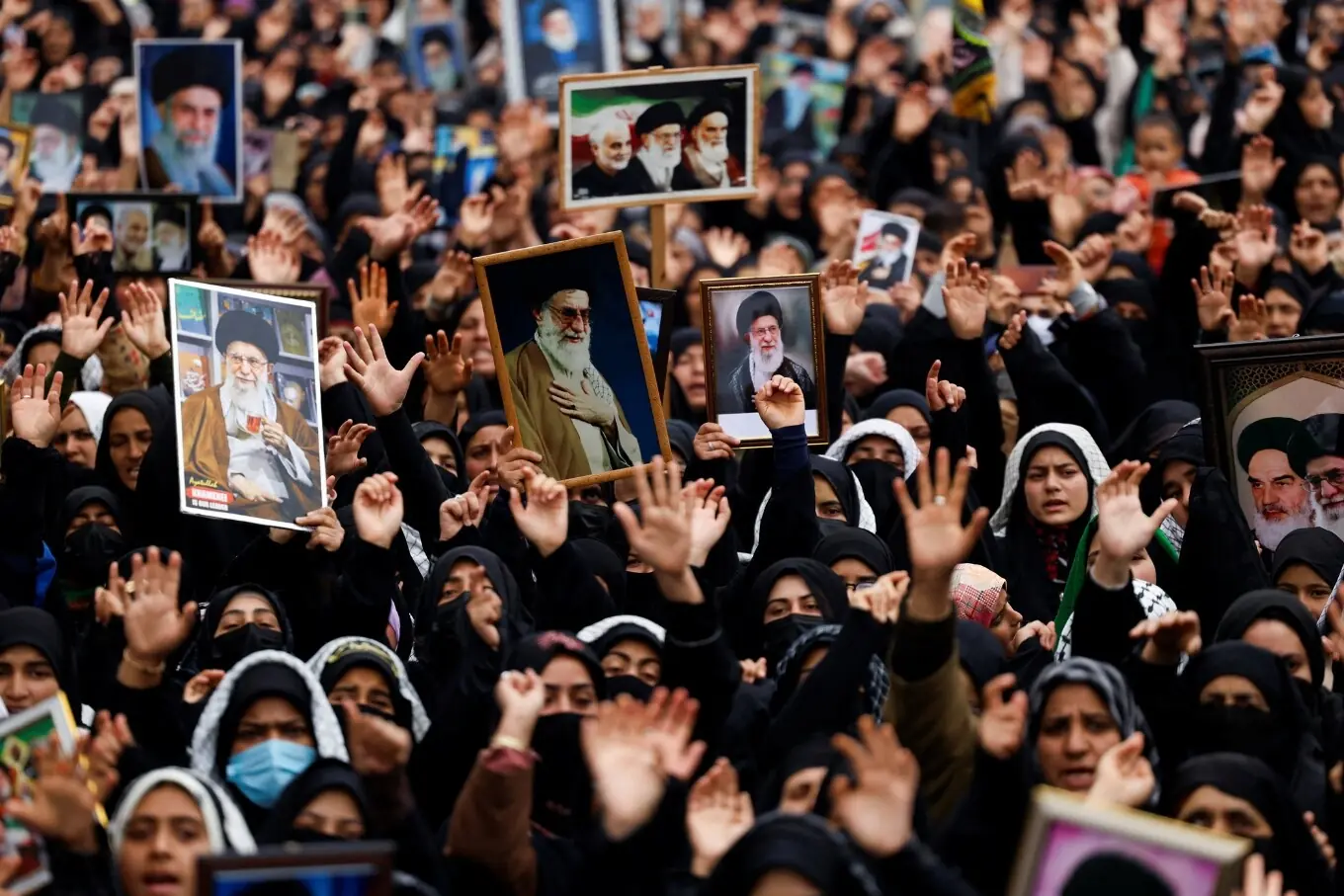 مقبوضہ کشمیر کے ماگم ٹاؤن میں شیعہ مسلم خواتین مظاہرے میں جمع ہیں۔ مقبوضہ کشمیر کے ماگم ٹاؤن میں شیعہ مسلم خواتین مظاہرے میں جمع ہیں۔