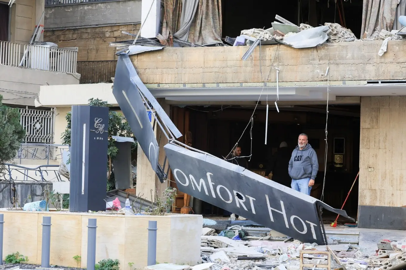 ہزمیہ، لبنان میں لوگ اسرائیلی حملے کے بعد ایک نقصان شدہ عمارت کا معائنہ کر رہے ہیں۔ ہزمیہ، لبنان میں لوگ اسرائیلی حملے کے بعد ایک نقصان شدہ عمارت کا معائنہ کر رہے ہیں۔