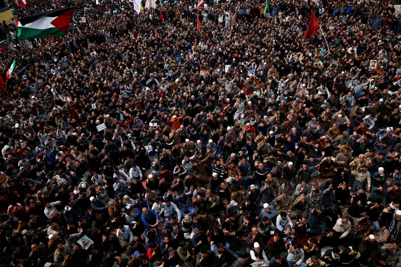 مقبوضہ کشمیر کے ماگم ٹاؤن میں مظاہرین۔ مقبوضہ کشمیر کے ماگم ٹاؤن میں مظاہرین۔