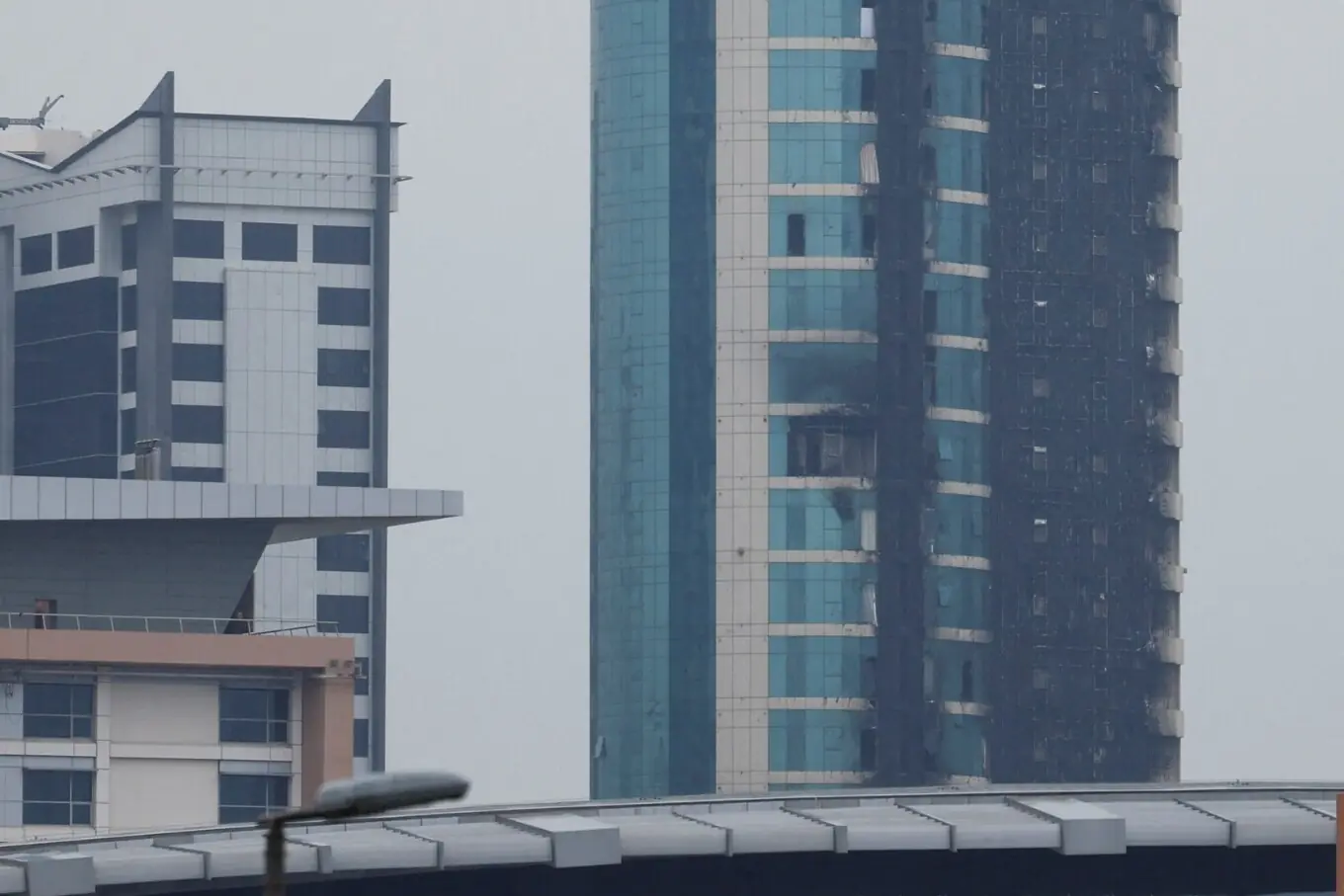 سیف، منامہ، بحرین میں رہائشی عمارت کو آگ لگنے سے نقصان پہنچا۔ سیف، منامہ، بحرین میں رہائشی عمارت کو آگ لگنے سے نقصان پہنچا۔