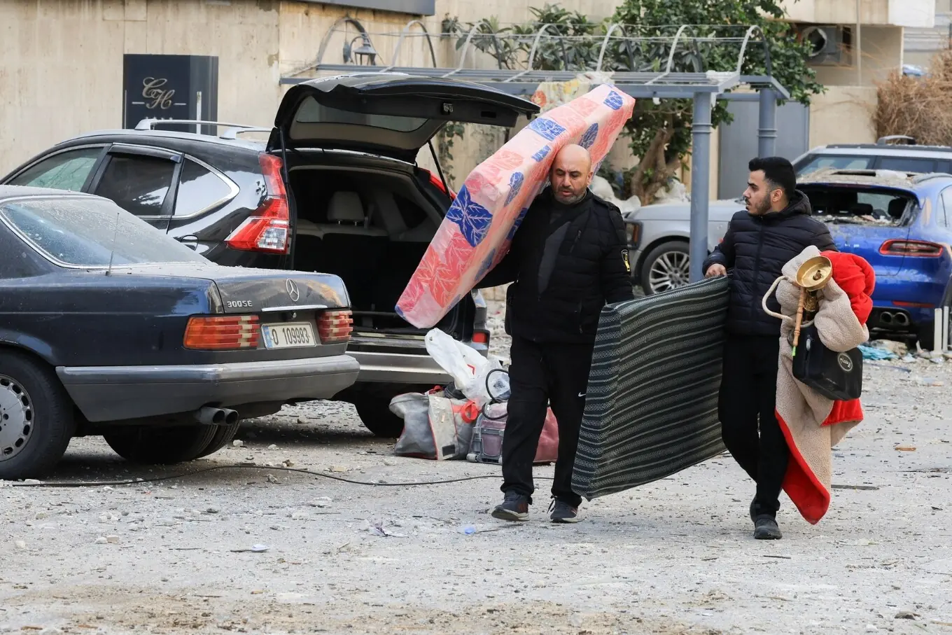 ہزمیہ، لبنان میں لوگ اسرائیلی حملے کے مقام پر سامان اٹھاتے ہوئے۔ ہزمیہ، لبنان میں لوگ اسرائیلی حملے کے مقام پر سامان اٹھاتے ہوئے۔