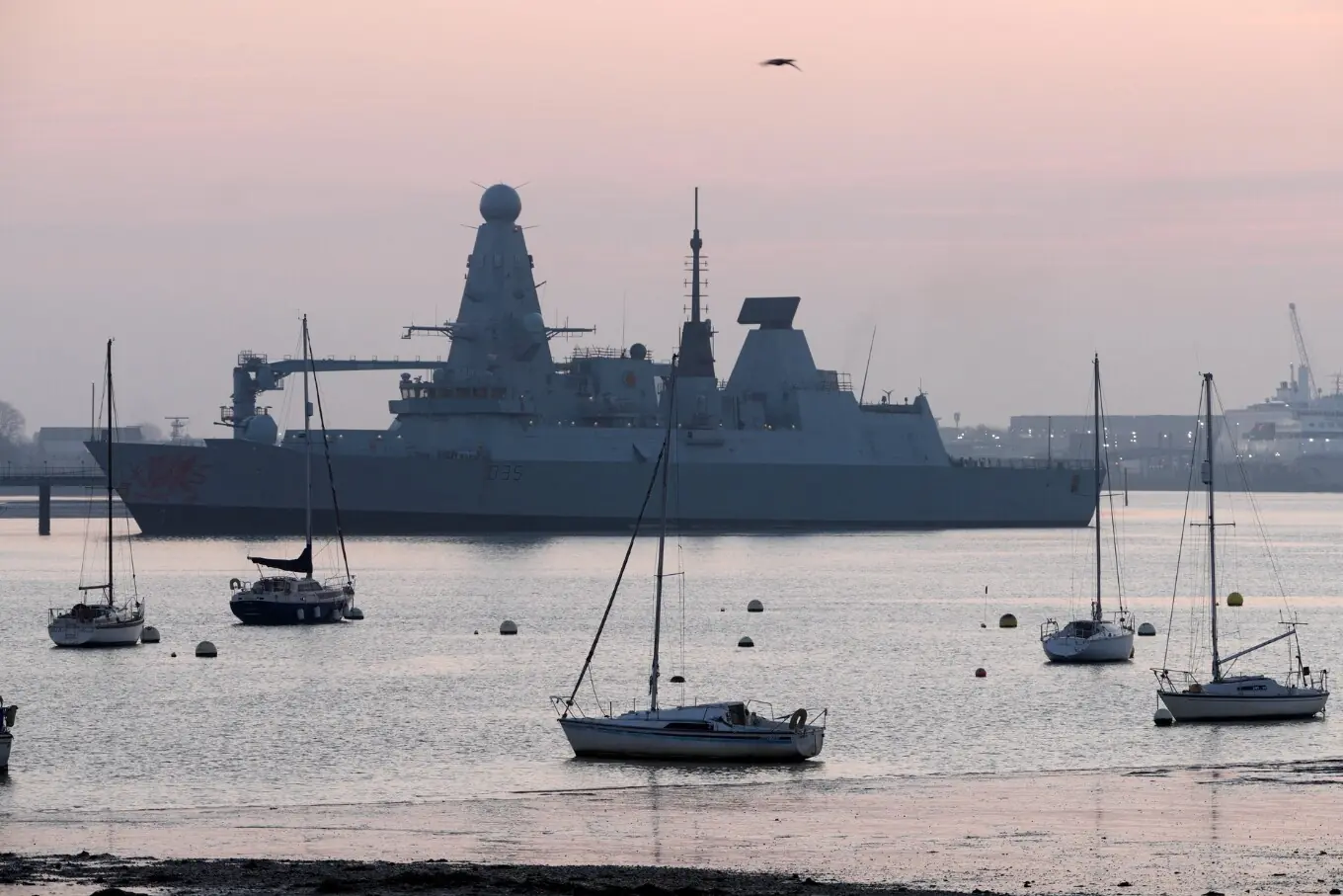 پورٹسماؤتھ، برطانیہ – HMS Dragon امونیشن کی کارروائی کے دوران کا منظر۔ پورٹسماؤتھ، برطانیہ – HMS Dragon امونیشن کی کارروائی کے دوران کا منظر۔