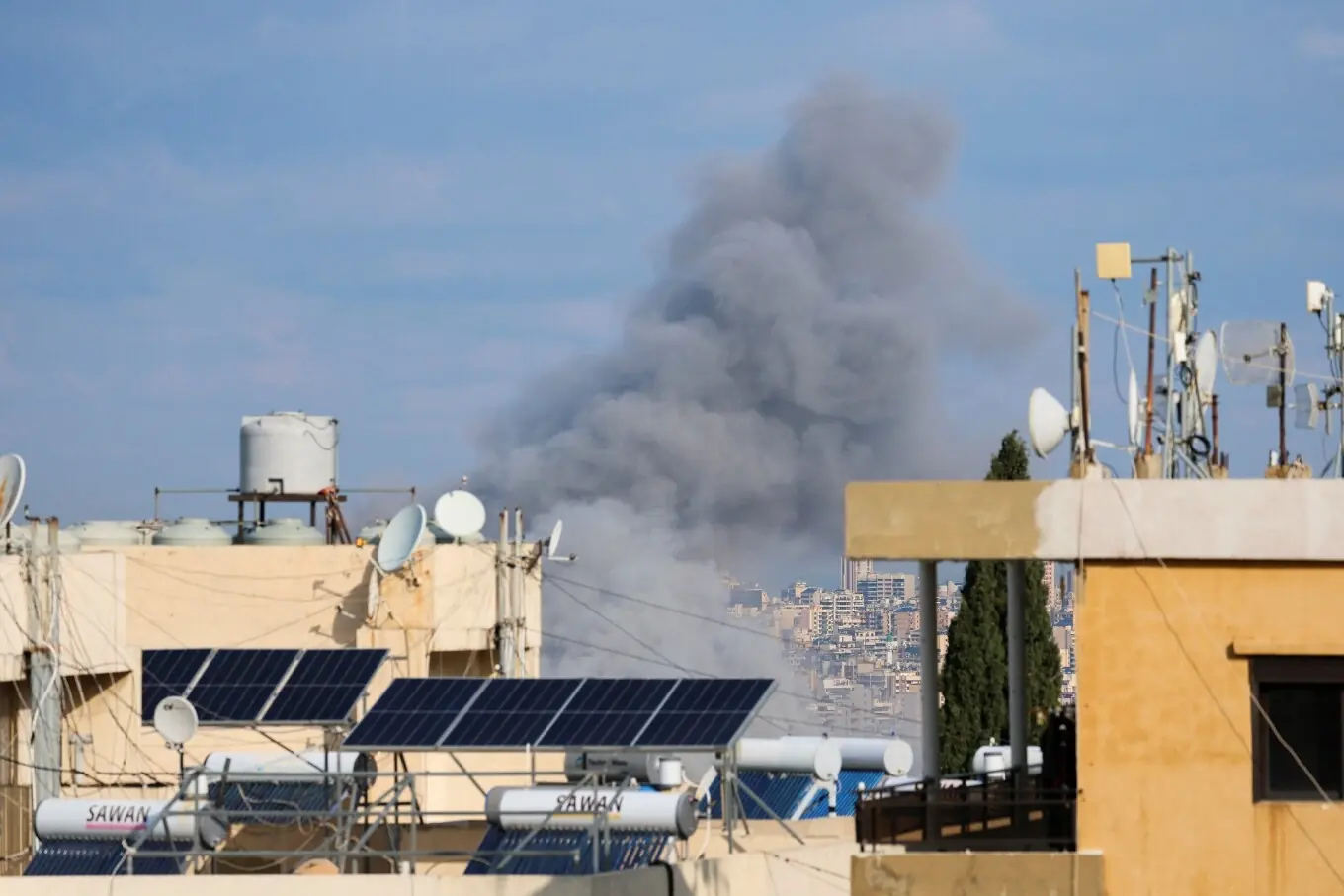 بیروت، لبنان کے جنوبی مضافات میں اسرائیلی حملے کے بعد بلند ہوتا ہوا دھواں۔ بیروت، لبنان کے جنوبی مضافات میں اسرائیلی حملے کے بعد بلند ہوتا ہوا دھواں۔