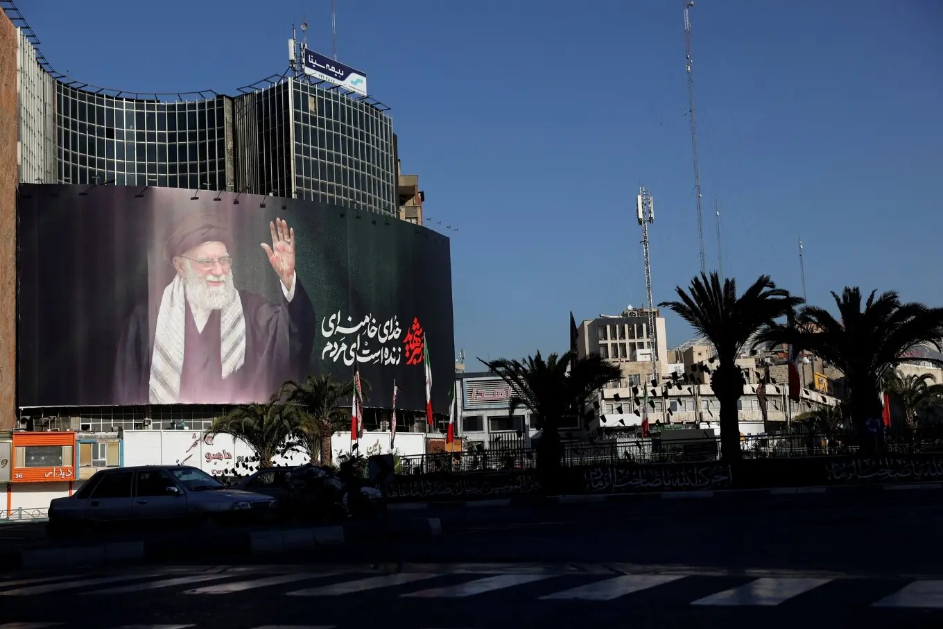 تہران، ایران میں سپریم لیڈر آیتالله علی خامنہ ای کا بل بورڈ۔ تہران، ایران میں سپریم لیڈر آیتالله علی خامنہ ای کا بل بورڈ۔