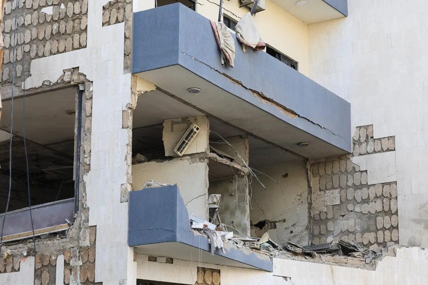 ہزمیہ، لبنان میں ایک عمارت اسرائیلی حملے کے بعد نقصان شدہ حالت میں۔ ہزمیہ، لبنان میں ایک عمارت اسرائیلی حملے کے بعد نقصان شدہ حالت میں۔