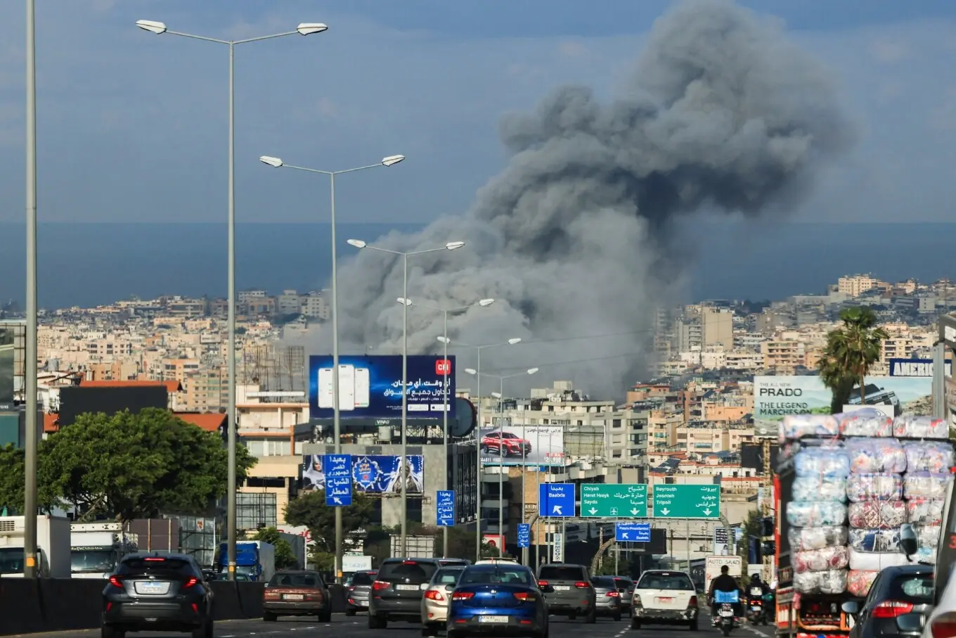 ہزمیہ، لبنان سے بیروت کے جنوبی مضافات میں اسرائیلی حملے کے بعد اٹھتا ہوا دھواں۔ ہزمیہ، لبنان سے بیروت کے جنوبی مضافات میں اسرائیلی حملے کے بعد اٹھتا ہوا دھواں۔