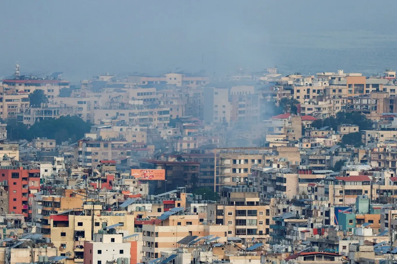 بیروت، لبنان کے جنوبی مضافات میں اسرائیلی حملے کے بعد دھواں اٹھتا ہوا نظر آ رہا ہے۔ بیروت، لبنان کے جنوبی مضافات میں اسرائیلی حملے کے بعد دھواں اٹھتا ہوا نظر آ رہا ہے۔