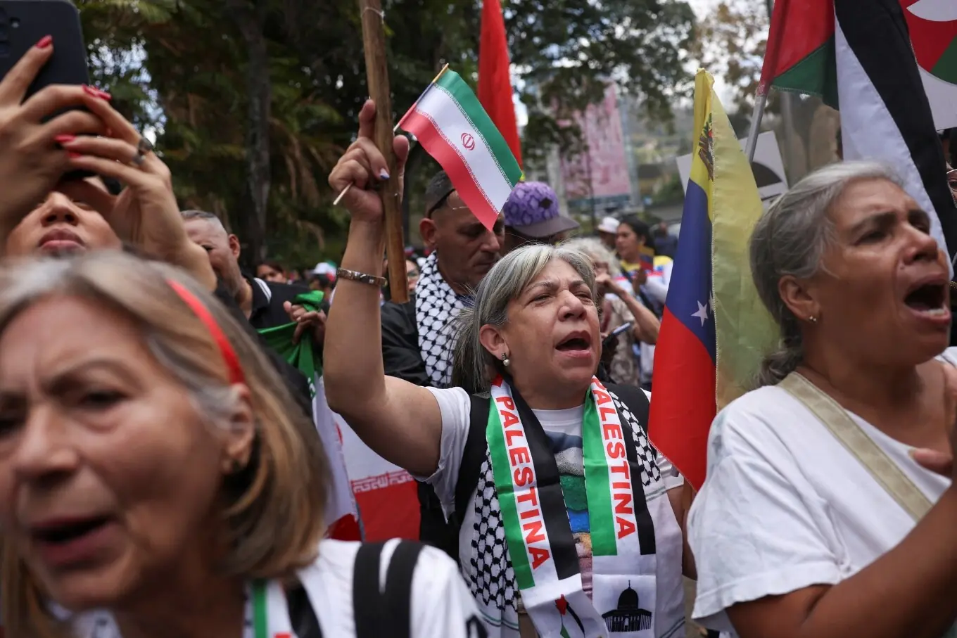 کاراکاس، وینزویلا میں ایران کی حمایت میں مظاہرین ریلی میں شریک ہیں کاراکاس، وینزویلا میں ایران کی حمایت میں مظاہرین ریلی میں شریک ہیں