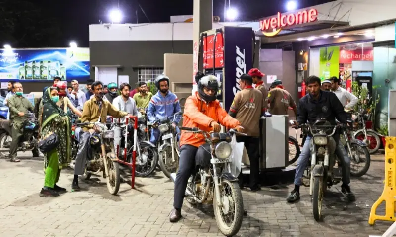 مہنگا بیچیں یا سستا؛ پاکستان میں پیٹرول کی قیمتیں کیسے طے ہوتی ہیں؟