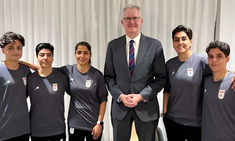 Australia&rsquo;s Home Affairs Minister Tony Burke poses with Fatemeh Pasandideh, Mona Hamoudi, Atefeh Ramezanizadeh, Zahra Ghanbari and Zahra Sarbali who were granted humanitarian visas, in Queensland, Australia. &ndash; Reuters