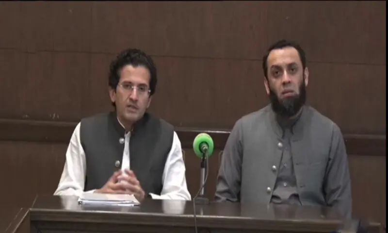 Federal Ministers Ali Pervaiz Malik and Ataullah Tarar. Screengrab/Aaj TV