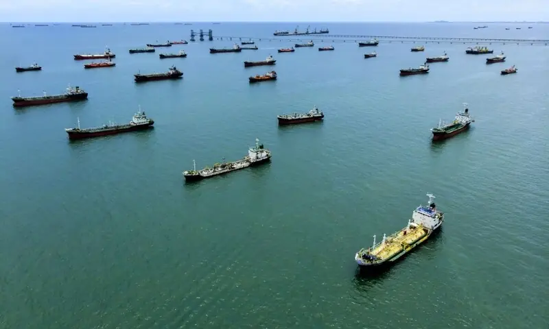ایران جنگ نے سمندری ٹریفک روک دی، خلیج میں کتنے جہاز پھنسے ہوئے ہیں؟
