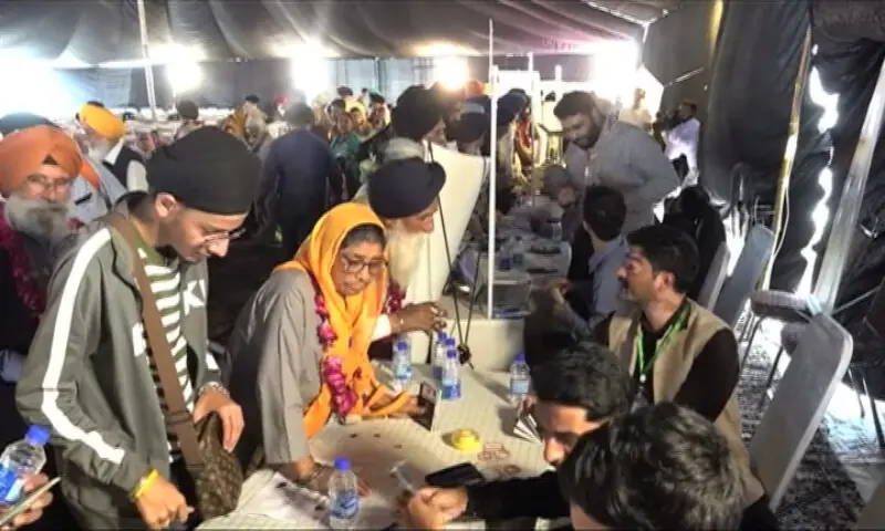 More than 2,500 Sikh pilgrims from India arrived in Pakistan via the Wagah border on Friday. Screengrab/Aaj TV