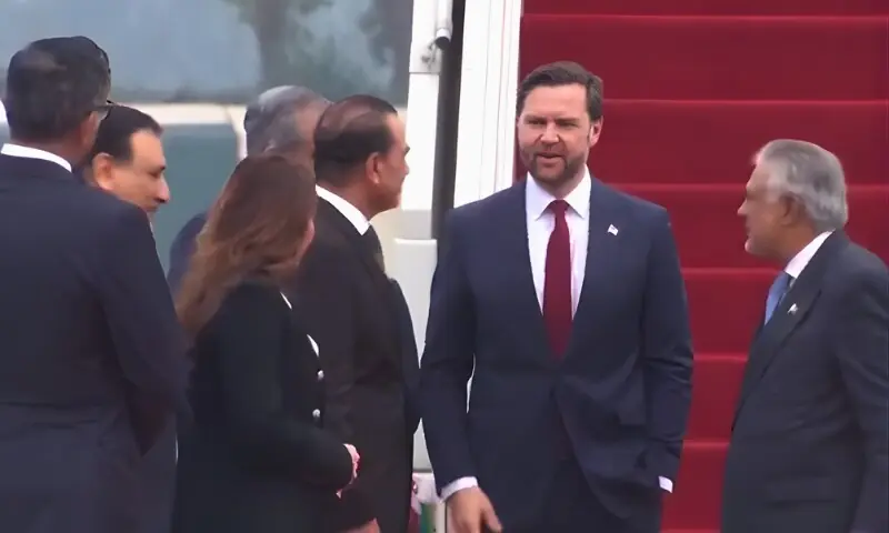 نائب وزیراعظم اسحاق ڈار اور فیلڈ مارشل عاصم منیر نے خود امریکی وفد کا استقبال کیا