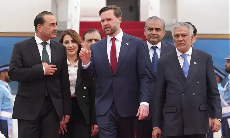 نائب وزیراعظم اسحاق ڈار اور فیلڈ مارشل عاصم منیر نے خود امریکی وفد کا استقبال کیا