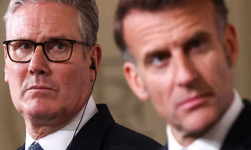 Britain&rsquo;s Prime Minister Keir Starmer (left) reacts behind France&rsquo;s President Emmanuel Macron as he attends a joint press conference following an international summit on efforts to reopen the Strait of Hormuz at the Elysee Presidential Palace in Paris on April 17, 2026. AFP