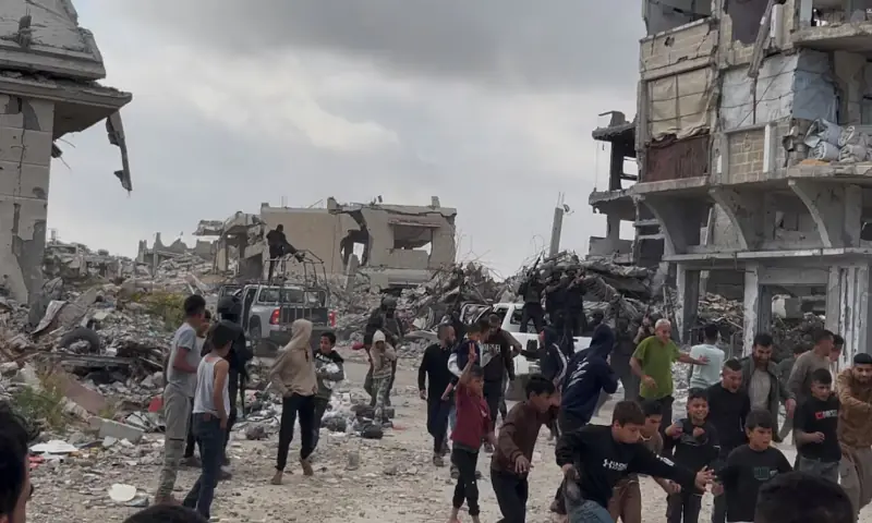 People react near Palestinians fighters after clashes with Israeli-backed militia, in Khan Younis, in the southern Gaza Strip. &ndash; Reuters