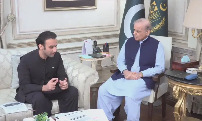 PVARA Chairman Bilal Bin Saqib meets Prime Minister Shehbaz Sharif in Islamabad on Friday. Screengrab Aaj TV