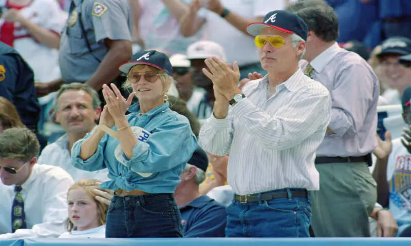 Ted Turner applauds with his wife, actress Jane Fonda, at the start of Game 3 of the NLCS between the Philadelphia Phillies and Atlanta Braves in Atlanta, Georgia. -- Reuters file