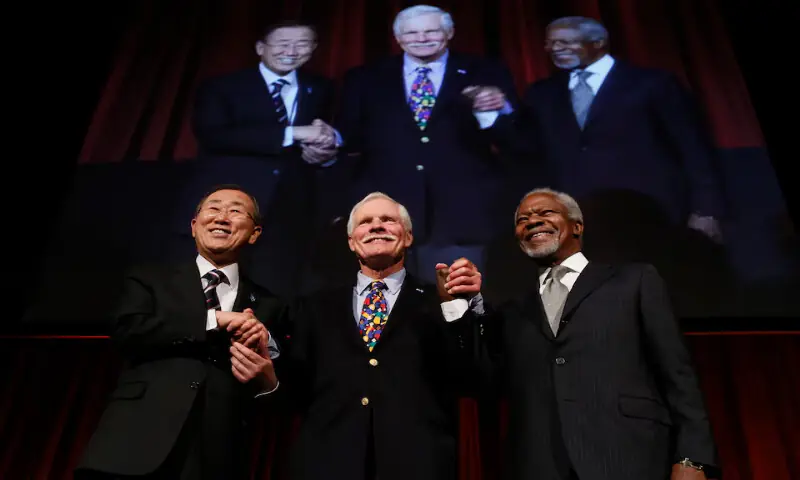 UN Secretary-General Ban Ki-moon, Ted Turner and former UN Secretary-General Kofi Annan pose as they celebrate the 15th anniversary of Turner's historic $1 billion gift to the UN at the Global Leadership Awards dinner in New York. -- Reuters file