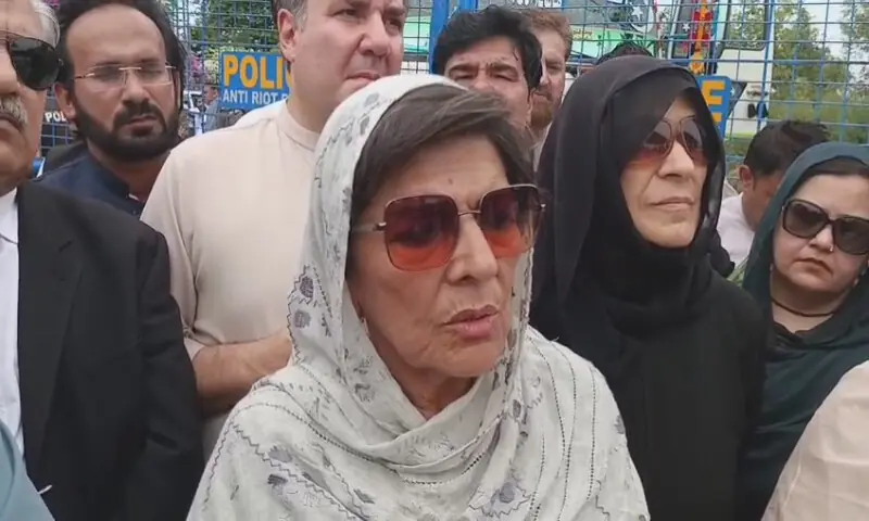 Jailed PTI founder's sister Aleema Khan talking to the media outsite Adiala Jail on Tuesday. Screengrab/Aaj TV