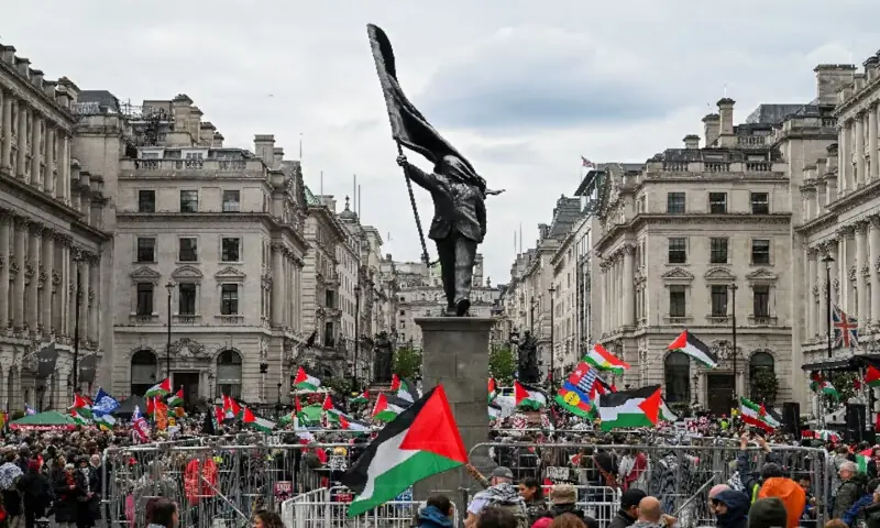 People hold Palestinian flags next to a statue, depicting a figure carrying a flag covering their face and stepping off a plinth, by British street artist Banksy during a march, held by Palestine Solidarity Campaign, to mark the 78th anniversary of the Nakba and against the &lsquo;Unite the Kingdom&rsquo; rally taking place in London organised by British anti-immigration activist Stephen Yaxley-Lennon, also known as Tommy Robinson, in London, Britain, May 16, 2026. Reuters