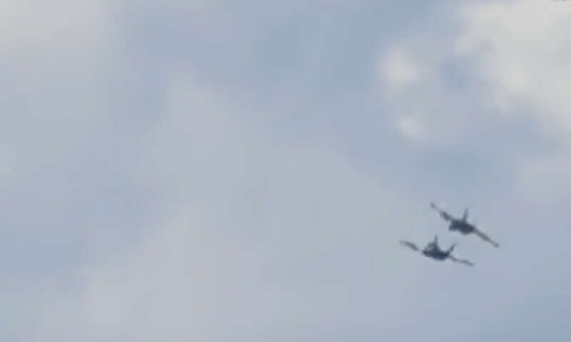 امریکی فضائیہ کے دو فائٹر جیٹس کرتب کے دوران آپس میں ٹکرا گئے