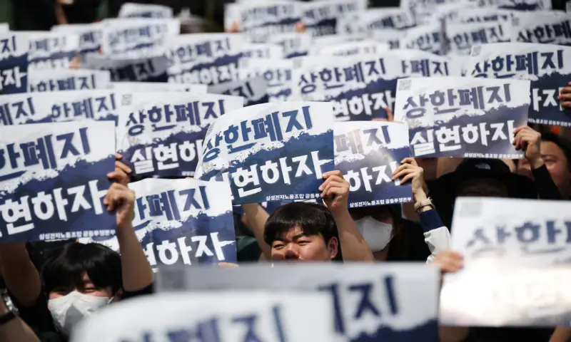 Samsung Electronics&rsquo; labour union members chant slogans during a protest against company&rsquo;s compensation levels ahead of a planned lengthy strike in front of Samsung Electronics semiconductor plant in Pyeongtaek, South Korea. -- Reuters