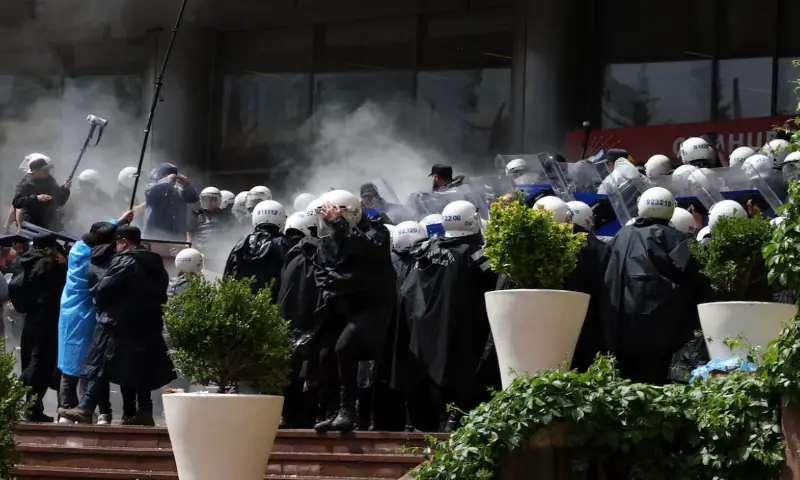 Turkish riot police enter the headquarters of the main opposition Republican People’s Party (CHP) to evict its ousted leadership, after authorities ordered enforcement of a court ruling removing the party’s leadership from the building, in Ankara, Turkey. -- Reuters Turkish riot police enter the headquarters of the main opposition Republican People’s Party (CHP) to evict its ousted leadership, after authorities ordered enforcement of a court ruling removing the party’s leadership from the building, in Ankara, Turkey. -- Reuters