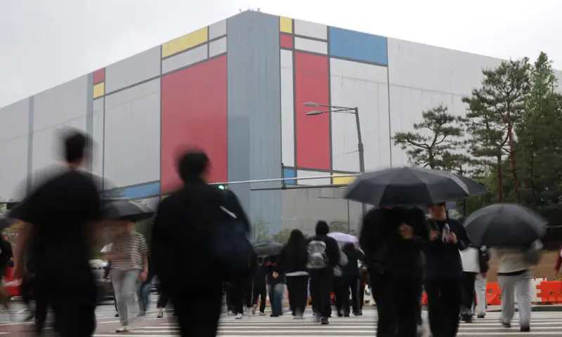 Employees head to work at Samsung Electronics semiconductor plant in Pyeongtaek, South Korea. -- Reuters