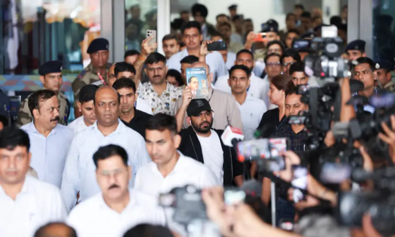 کاکروچ جنتا پارٹی کے بانی ابھیجیت دیپکے دہلی ایئرپورٹ پر (تصویر:رائٹرز)