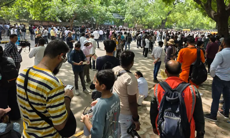 جنتر منتر پر کاکروچ جنتا پارٹی کے احتجاج میں شرکت کے لیے موجود عوام