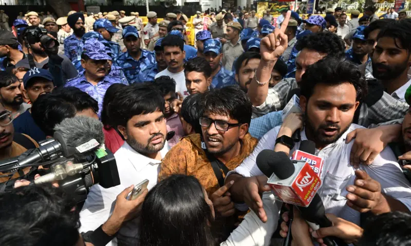 جنتر منتر پر کاکروچ جنتا پارٹی کے احتجاج کے موقع پر ترجمان میڈیا سے گفتگو کرتے ہوئے