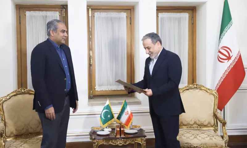 محسن نقوی کی عباس عراقچی سے ملاقات، فیلڈ مارشل کا خصوصی خط پہنچا دیا