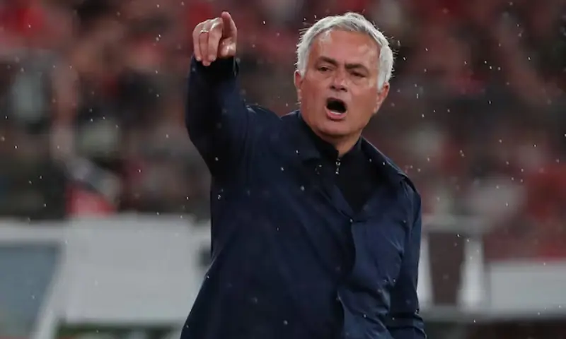 Benfica coach Jose Mourinho. -- Reuters Benfica coach Jose Mourinho. -- Reuters