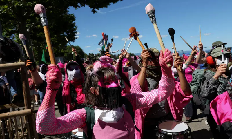 People hold a protest in Geneva, Switzerland, against the G7 summit in Evian-les-Bains in France. -- Reuters People hold a protest in Geneva, Switzerland, against the G7 summit in Evian-les-Bains in France. -- Reuters
