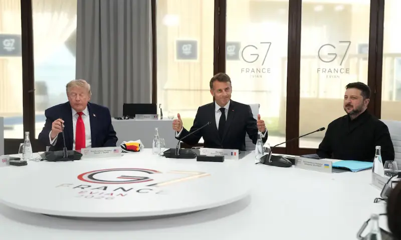 US President Donald Trump, French President Emmanuel Macron and Ukrainian President Volodymyr Zelensky. -- Reuters