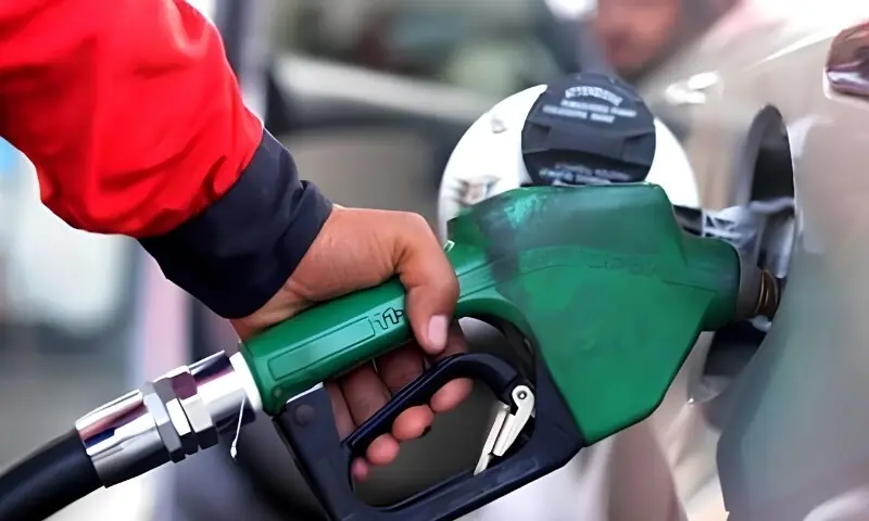 پیٹرول پر لیوی کم، ڈیزل پر لیوی بڑھا دی گئی
