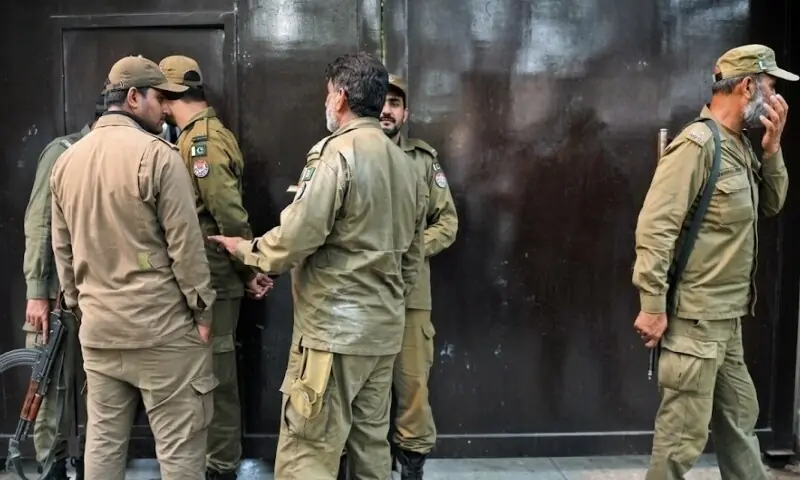 لاہور میں رنگ روڈ پر گاڑی سے لاش برآمد، پولیس کی وردی بھی موجود