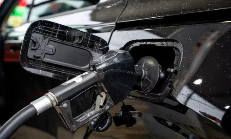 A car is filled with gasoline at a Sunoco gas station ahead of the Memorial Day weekend in Philadelphia, Pennsylvania, US. -- Reuters