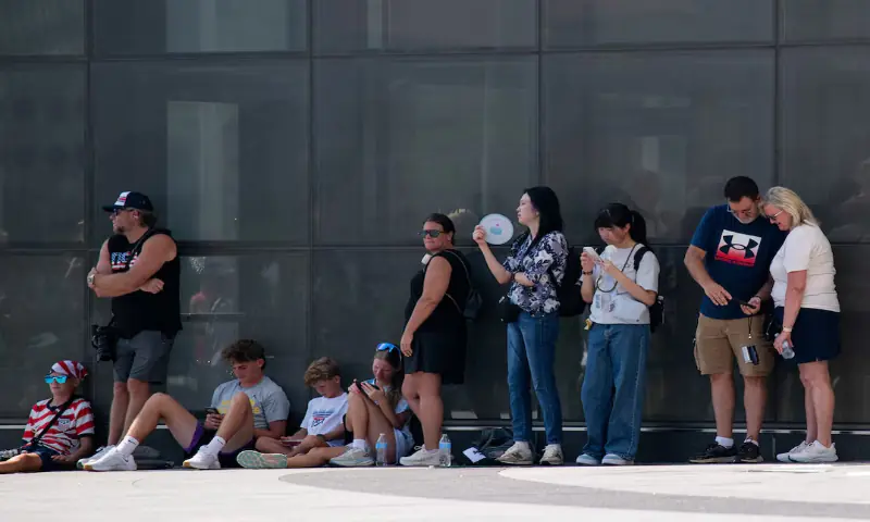 Visitors of the Washington Monument stand in the line in the shade due to excessive heat in Washington, DC, US. -- Reuters Visitors of the Washington Monument stand in the line in the shade due to excessive heat in Washington, DC, US. -- Reuters