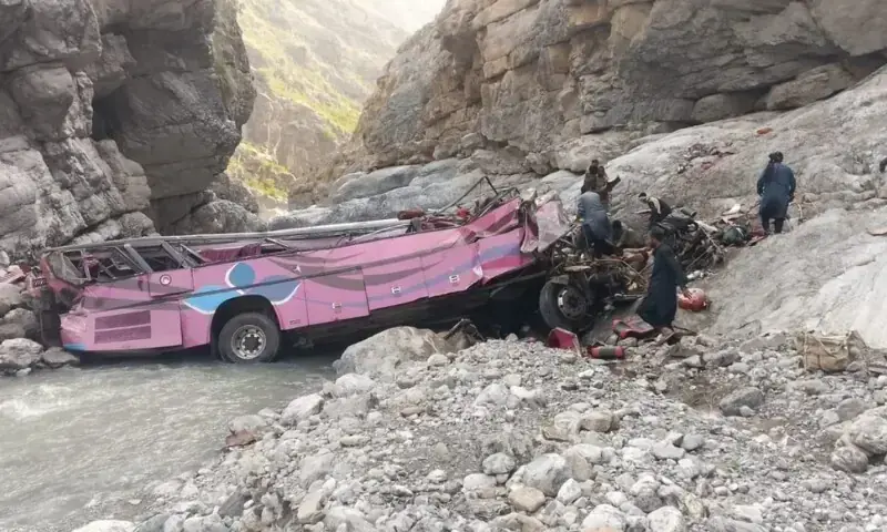 بلوچستان: مسافر بس گہری کھائی میں جا گری، خواتین اور بچوں سمیت 40 افراد جاں بحق