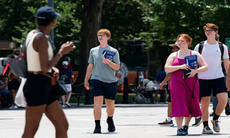 Visitors of the Lincoln Memorial fan themselves amid a heatwave in Washington, DC. -- Reuters Visitors of the Lincoln Memorial fan themselves amid a heatwave in Washington, DC. -- Reuters