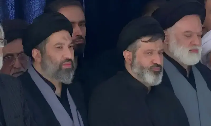 ایران کے سابق رہبرِ اعلیٰ علی خامنہ ای کے تین بیٹے میثم، مسعود اور مصطفیٰ خامنہ ای تہران کی مسجد میں اپنے والد کی نمازِ جنازہ میں پہلی صف میں موجود تھے۔