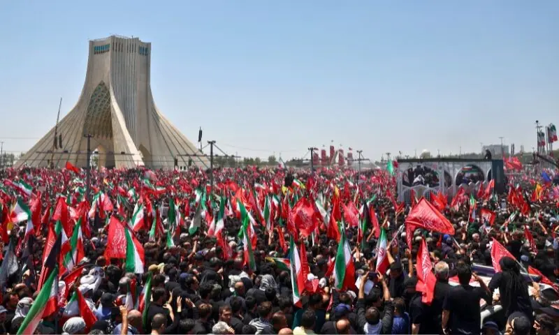 آیت اللہ خامنہ ای کا آخری سفر؛ لاکھوں کا مجمع میت لے کر قُم کی جانب رواں دواں