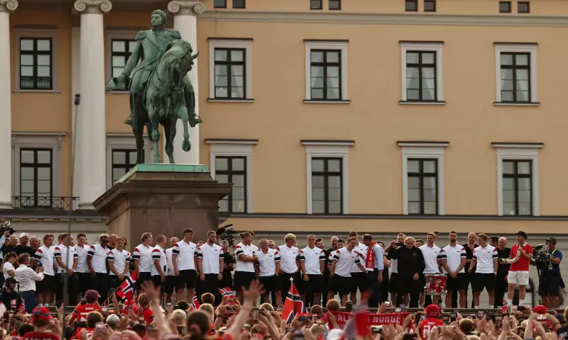 Members of the Norwegian men’s football gather outside the palace as they celebrate their performance in the World Cup after returning to Oslo, Norway. -- Reuters Members of the Norwegian men’s football gather outside the palace as they celebrate their performance in the World Cup after returning to Oslo, Norway. -- Reuters