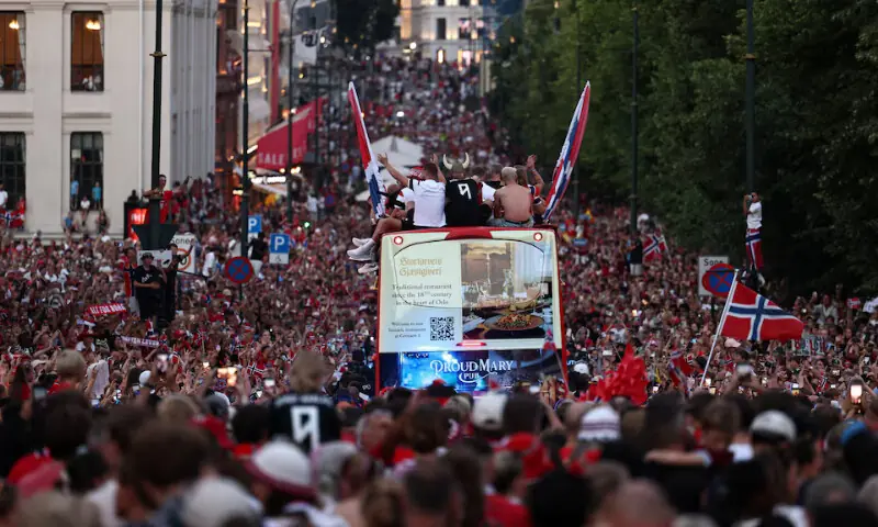 Norway's football team is greeted by the audience at Slottsplassen in Oslo, Norway. -- Reuters Norway's football team is greeted by the audience at Slottsplassen in Oslo, Norway. -- Reuters